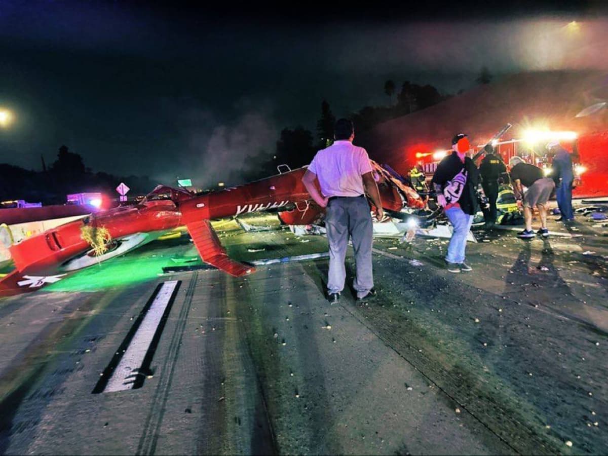 "Catástrofe aérea en la autopista californiana: helicóptero médico se estrella, deja tres personas gravemente heridas"