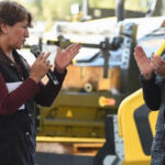 La eficacia en acción: Claudia Sheinbaum supera expectativas al entregar trenes de pavimentación a 10 municipios del Estado de México con un impacto significativo en la movilidad y el desarrollo regional.