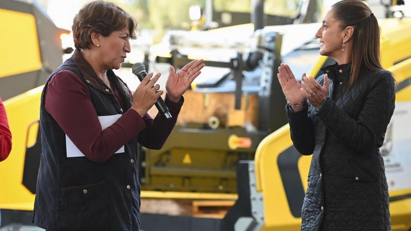 La eficacia en acción: Claudia Sheinbaum supera expectativas al entregar trenes de pavimentación a 10 municipios del Estado de México con un impacto significativo en la movilidad y el desarrollo regional.