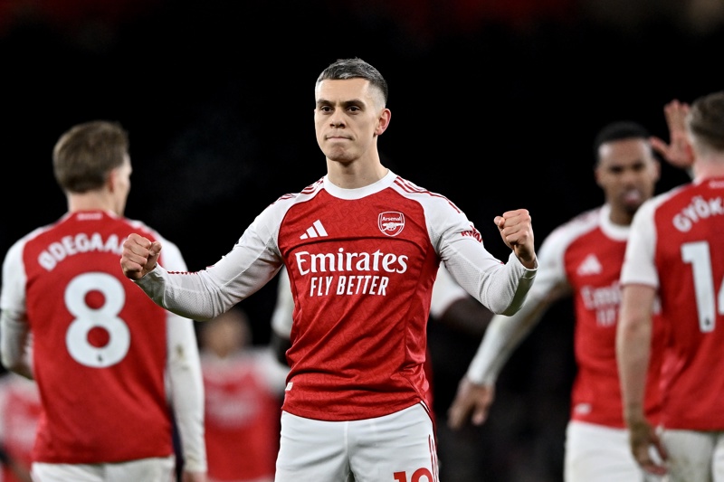 La Furia Roja de Inglaterra: Arsenal Derrota a Aston Villa y Sigue Dominando la Lucha por el Título en la Premier League.