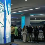 "La Gran Paralización Aérea: Más de 1,000 Vuelos Cancelados en Nueva York por la Marea de Niebla que azota el Estado"