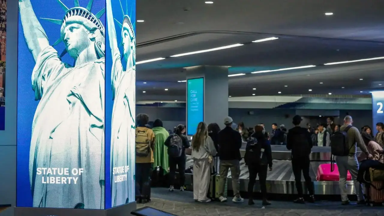 "La Gran Paralización Aérea: Más de 1,000 Vuelos Cancelados en Nueva York por la Marea de Niebla que azota el Estado"