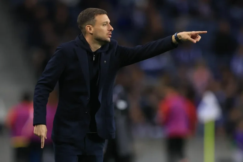 "La gran elección de Botafogo: Martín Anselmi, el entrenador que logró el imposible y se enfrenta al desafío de reemplazar al legendario Carlo Ancelotti en la banca azulgrana"