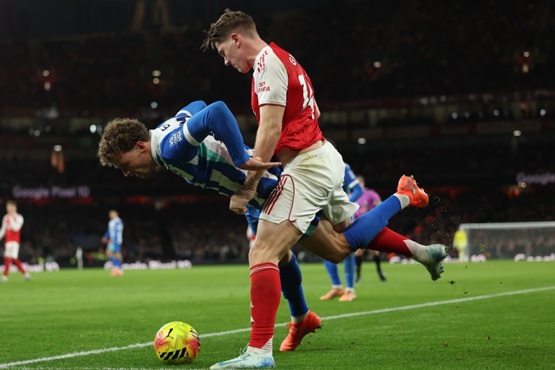 La victoria que revoluciona la lucha por el título: Un convincente triunfo del Arsenal sobre Brighton se destaca en la Premier League.