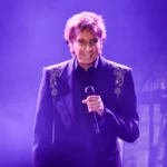 "El legendario artista Barry Manilow lanza un llamado a la honestidad y la lucha contra el cáncer al enfrentar su realidad más íntima: una batalla personal contra el tumor de pulmón que lo llevará al quirófano"