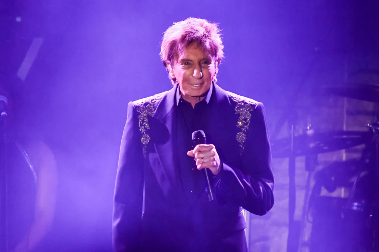 "El legendario artista Barry Manilow lanza un llamado a la honestidad y la lucha contra el cáncer al enfrentar su realidad más íntima: una batalla personal contra el tumor de pulmón que lo llevará al quirófano"