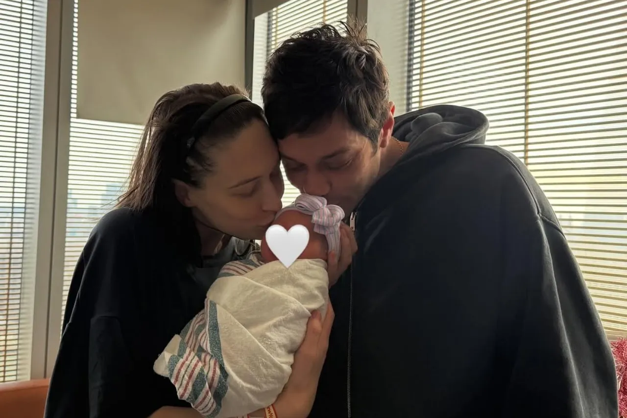 "La Adopción de Sueños: Pete Davidson y Elsie Hewitt Celebra la Llegada de Su Bebé con Toda Pureza"