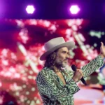 "Rusell Brand enfrenta nueva oleada de acusaciones de violencia y explotación, revelando una cultura de impunidad en la industria del entretenimiento"