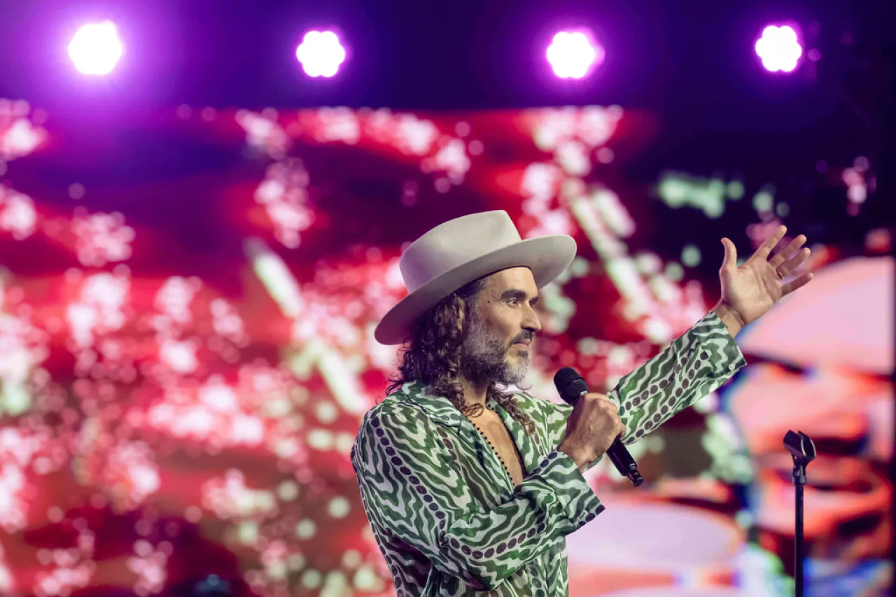 "Rusell Brand enfrenta nueva oleada de acusaciones de violencia y explotación, revelando una cultura de impunidad en la industria del entretenimiento"