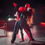 "Estrellas en la Arena: La Extraordinaria Alianza entre Héroes de Guerra y Bailarines en Ucrania"