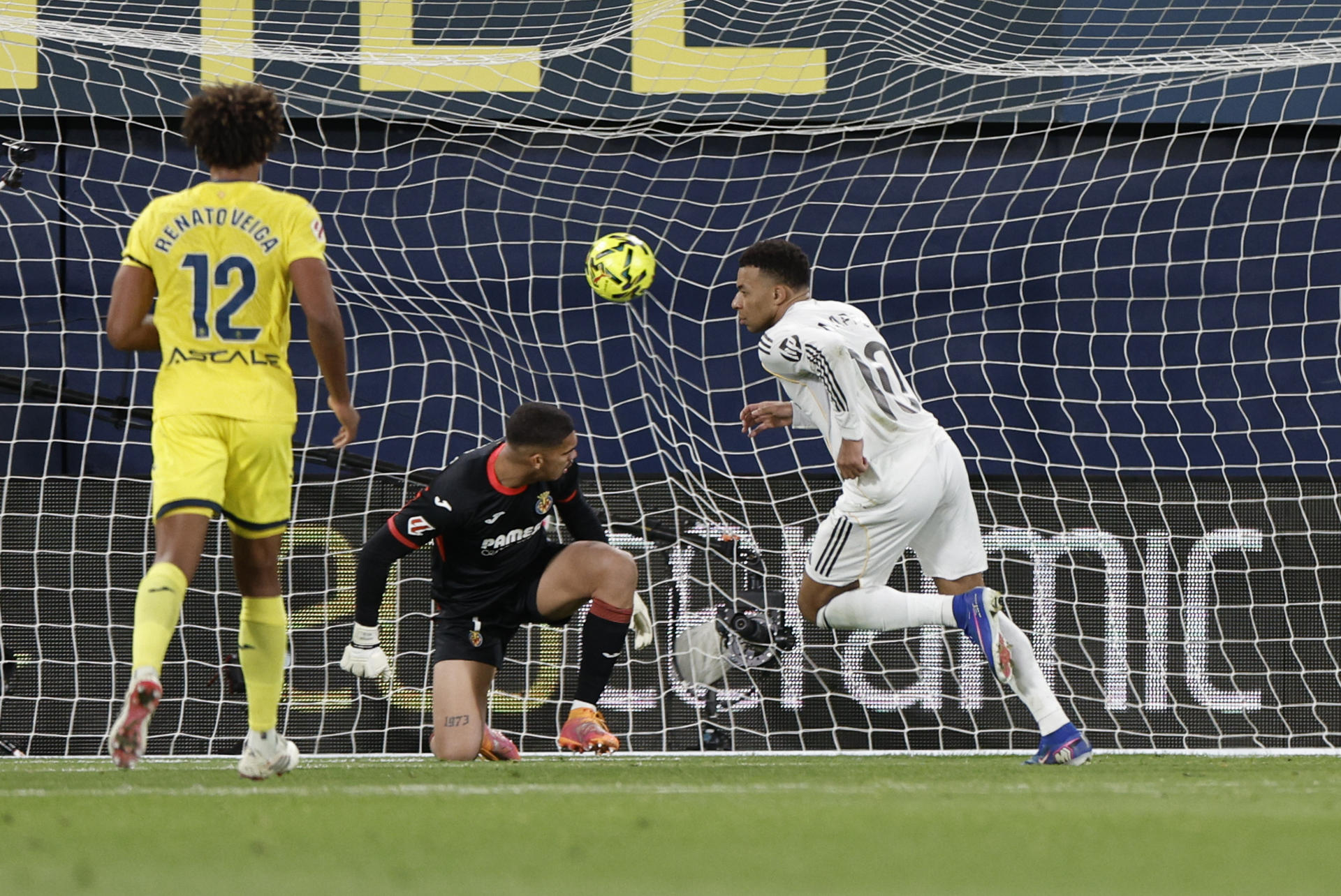 El Real Madrid asume la dirección del campeonato con un doble golpe de Mbappé que deja al Villarrel en posiciones peligrosas.
