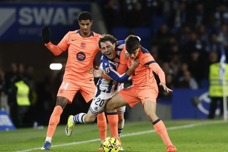 La Larga Carrera de Liderato: Barcelona Sufre Derrota Despiadada en San Sebastián y Deja Oportunidad a Sus Persecutores.