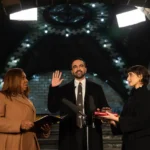 El poderoso impacto de Mamdani: una masa emocionada celebra su llegada al poder en las emblemáticas calles de Manhattan.