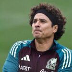 El golpeazo del meta: Memo Ochoa comete un error devastador en la liga chipriota.