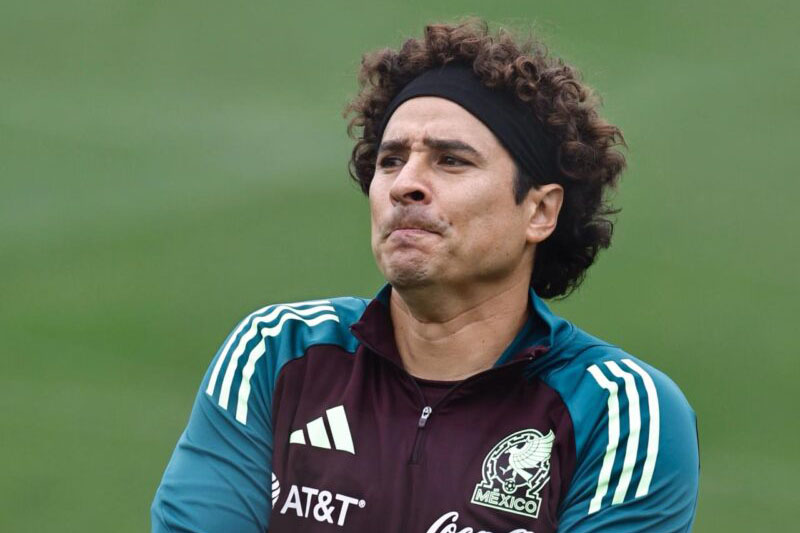 El golpeazo del meta: Memo Ochoa comete un error devastador en la liga chipriota.