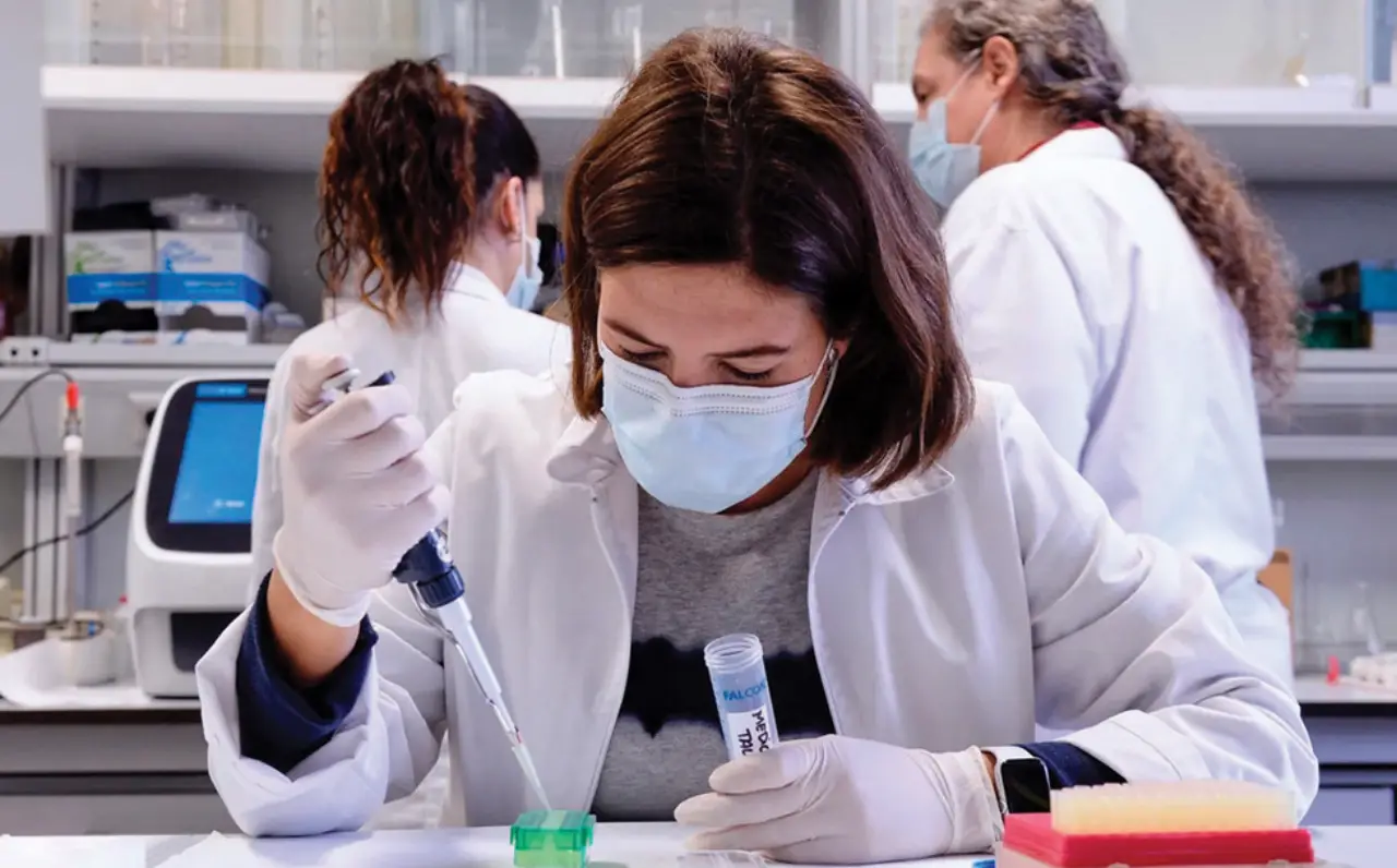 El impacto silencioso de la crisis científica: Cómo la reducción en la financiación de la investigación en Estados Unidos ha transformado el rumbo de las carreras académicas y el futuro del conocimiento.