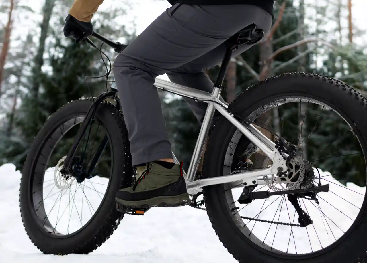 "La batalla por la tranquilidad urbana: Ámsterdam enfrenta a los amantes de las fatbikes en un duelo por el control del parque más emblemático"