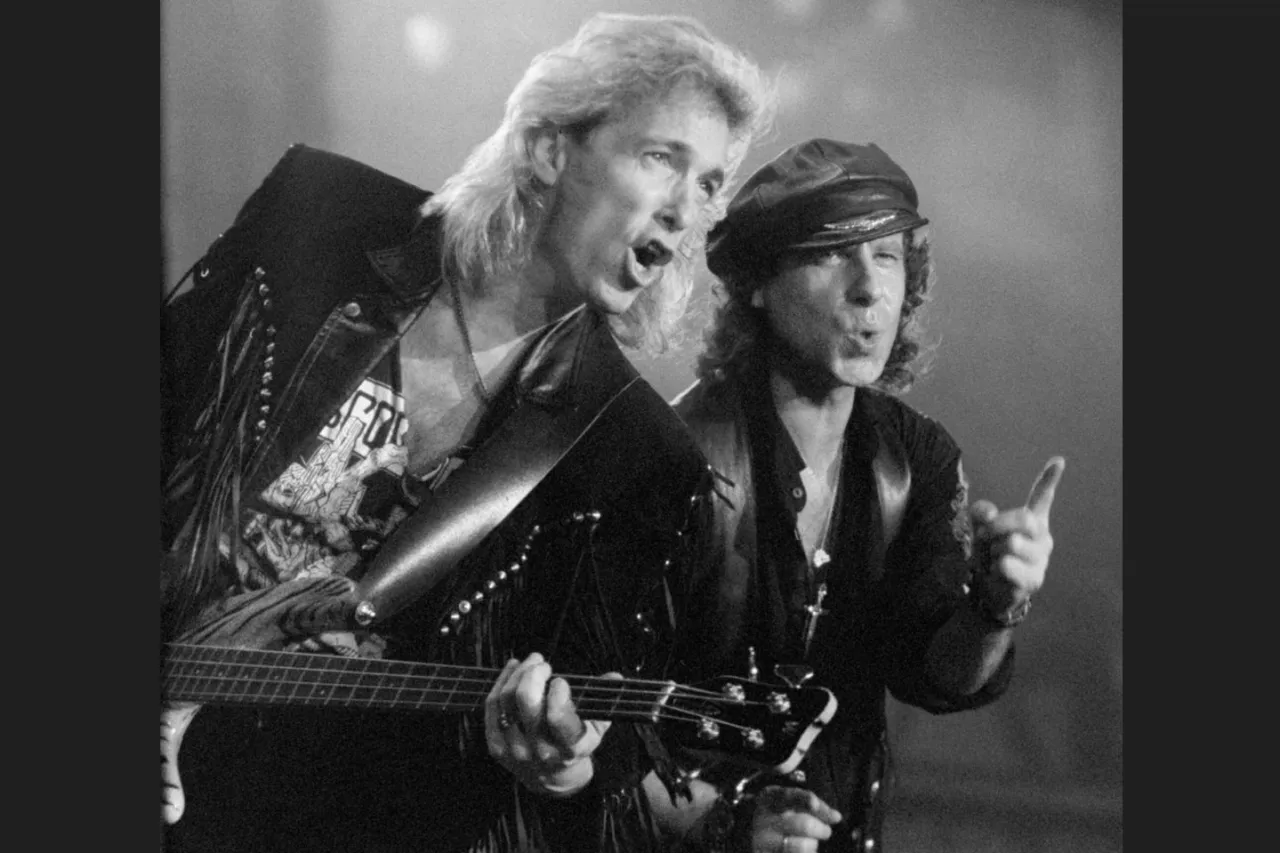 El legado sonoro del rock: Francis Buchholz, figura clave en la historia de los Scorpions, deja su huella definitiva.