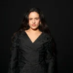 "El romance que revoluciona a la música: Rosalía descubre el amor en el corazón de París, rodeada de glamour y pasión"