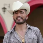 "Un artista legendario en peligro: balas rasgan la noche en que atacaron al famoso intérprete de música regional mexicana"