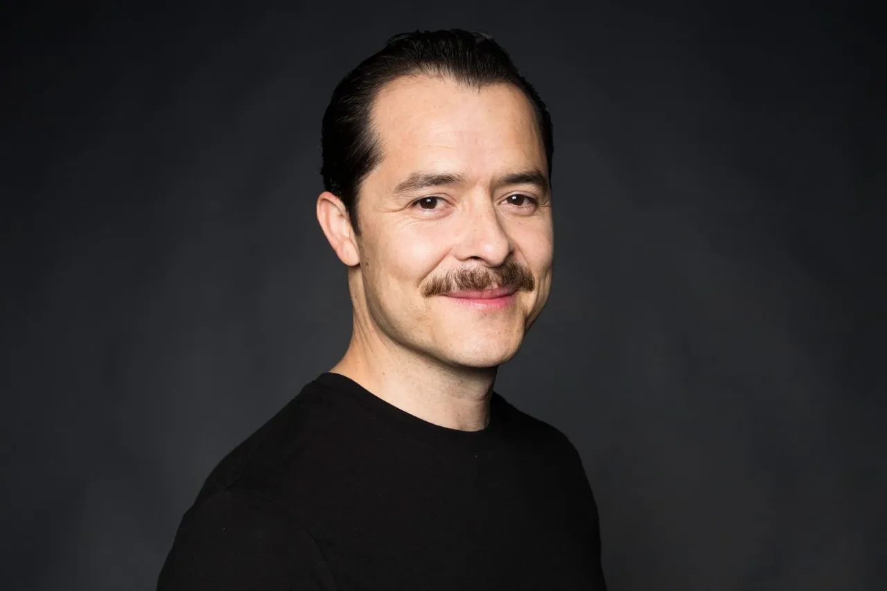 "El rey del absurdo: Marcos Duarte trae su particular estilo de comedia al escenario de LOL: Buscando Talento"