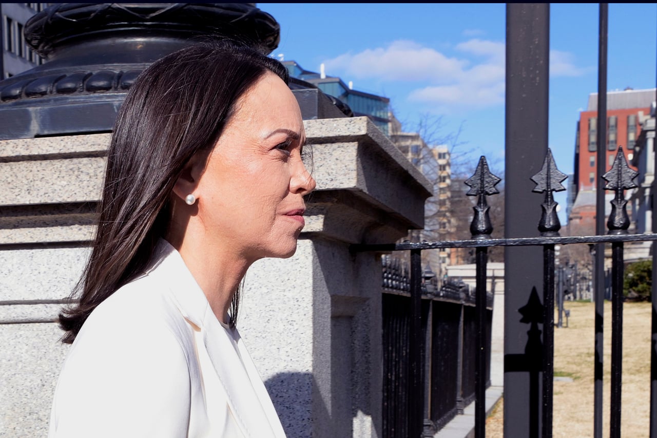 "La Controversia Nacional: Trump Revela Extraño Regalo de María Corina Machado por el Premio Nobel de la Paz"