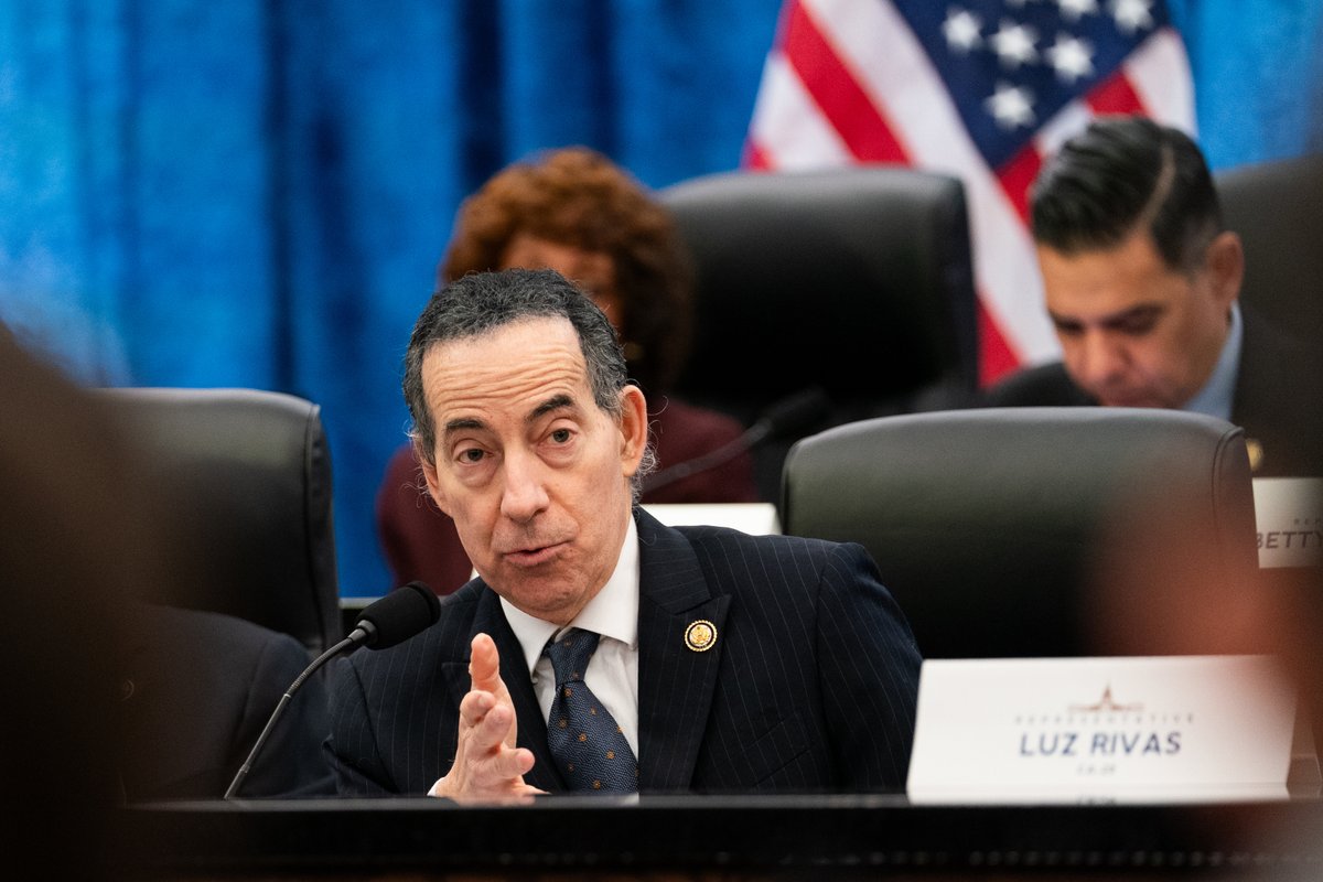 Demócrata clave acusa a Departamento de Justicia de "espiar" a legisladores que revisan caso Epstein