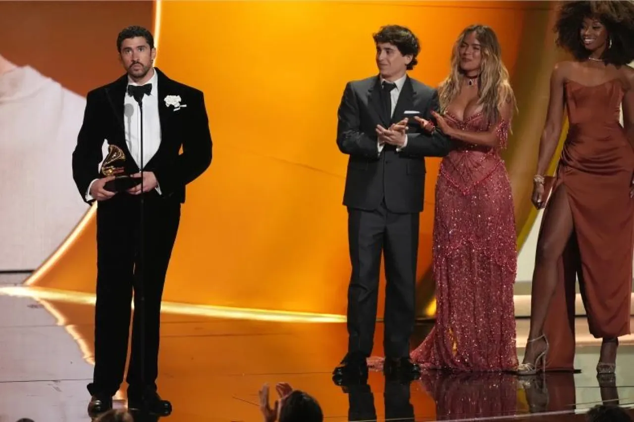 Bad Bunny Lanza un Grito de Justicia Contra la Violencia de la Frontiera en Premios Grammy